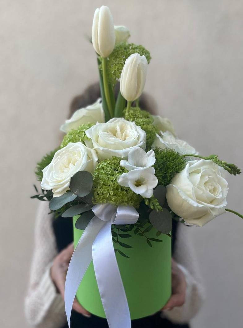 Aranjament cu Flori Albe