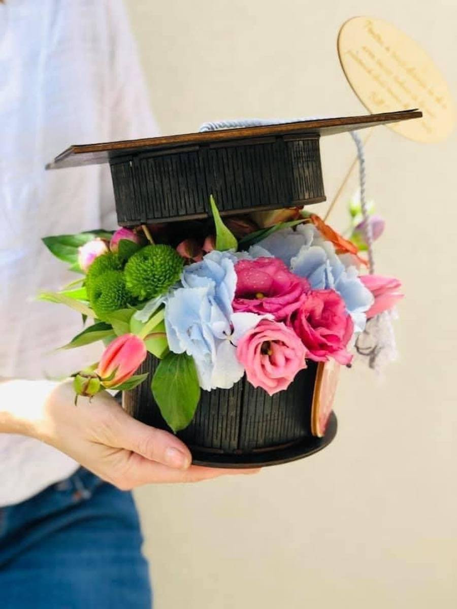 Aranjament Floral Absolvire Colorat în Cutie Toca cu Topper Felicitare