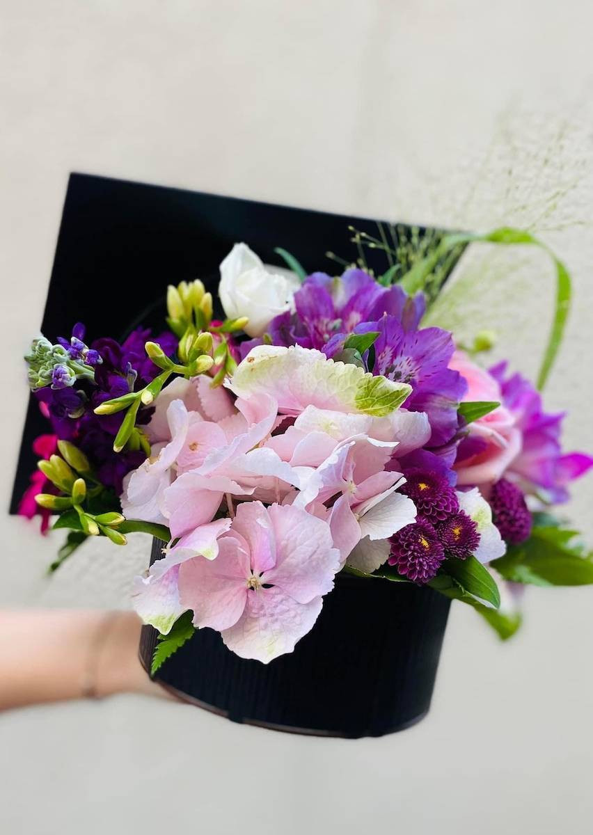 Aranjament Floral Absolvire Colorat în Cutie Toca