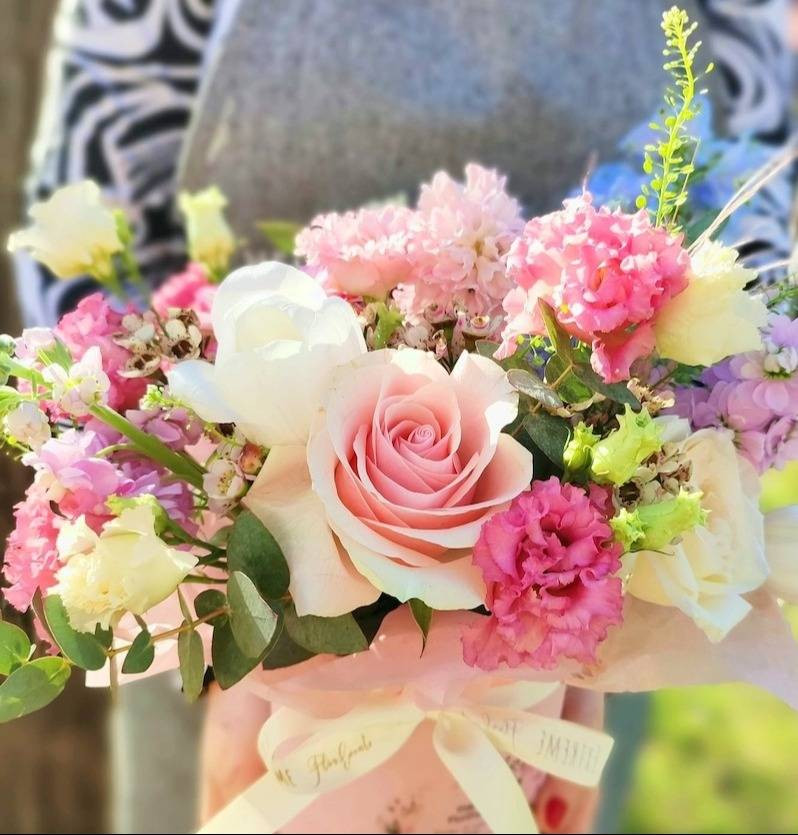 Cutie Catifea cu Flori Pastelate