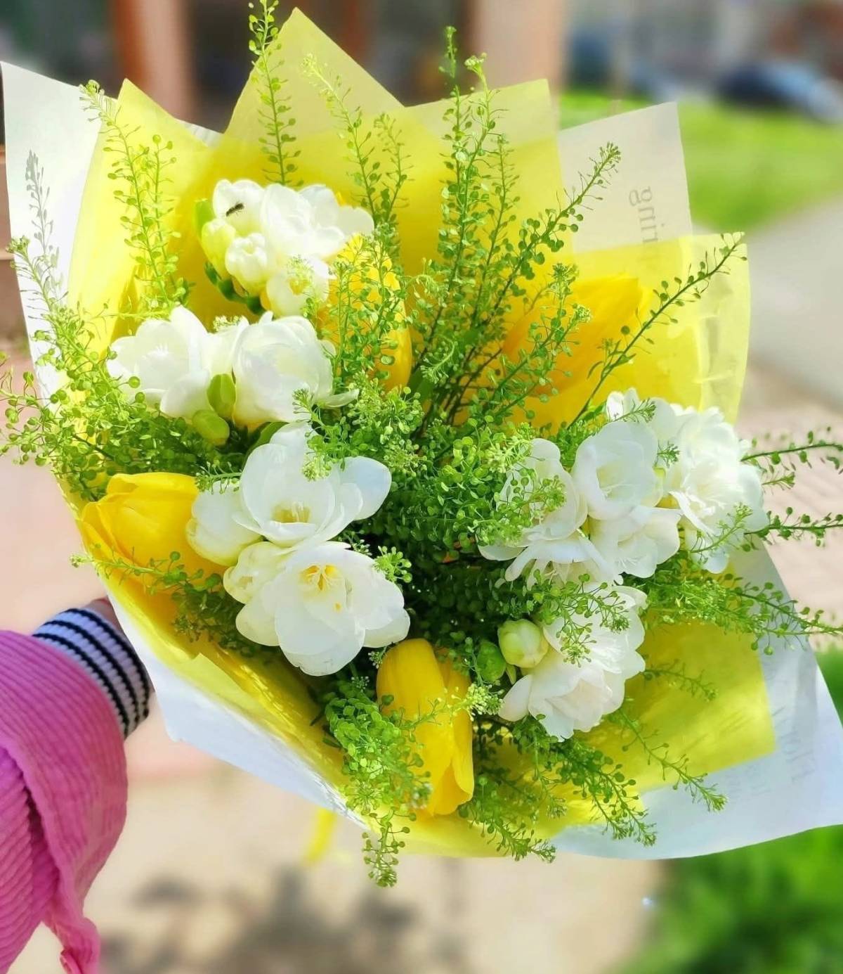 Buchet Galben Vesel cu Mix de Flori de Lalele și Frezii