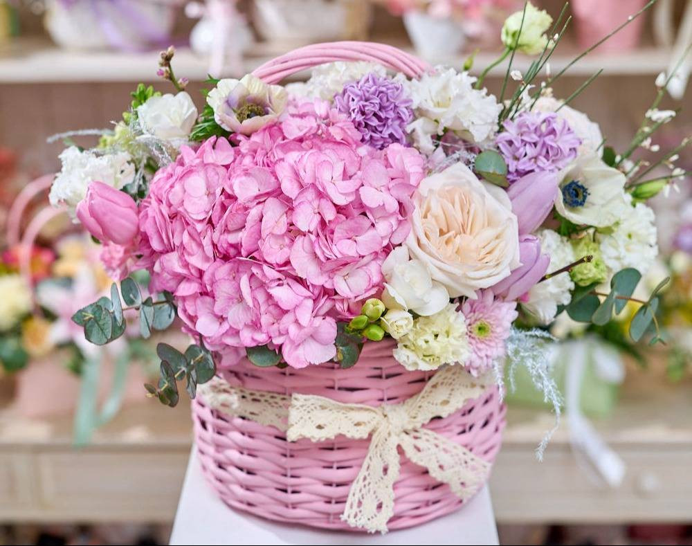 Coș Răchită Pastelat cu Mix de Flori de Sezon