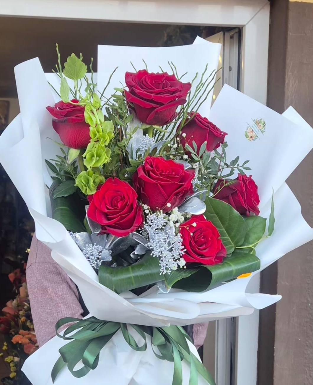 Buchet cu Trandafiri Roșii și Verdeață