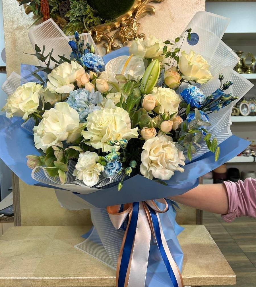 Buchet Alb-Albastru cu Flori Mixte