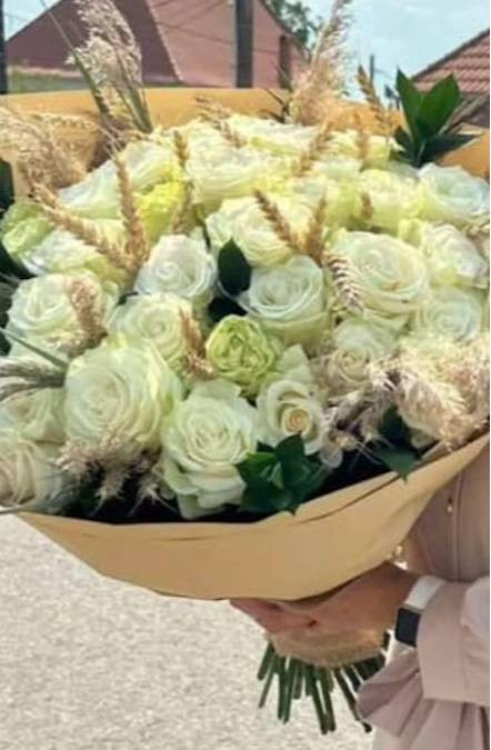 Buchet cu 50 Fire de Trandafiri Albi