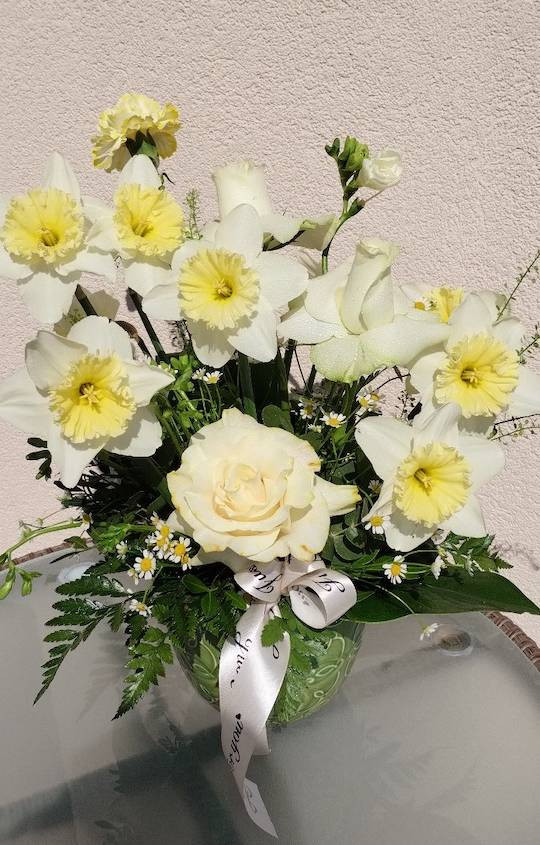 Aranjament Floral în Vas Ceramic cu Narcise, Trandafiri și Frezii