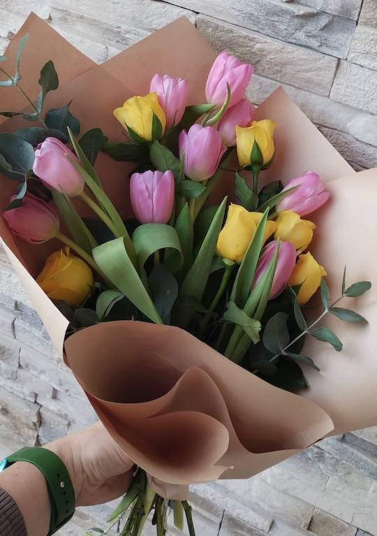 Buchet de Lalele și Trandafiri