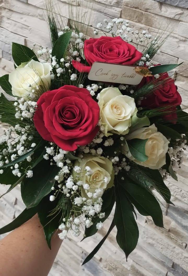Buchet cu 9 Fire de Trandafiri, Gypsophila și Verdeață