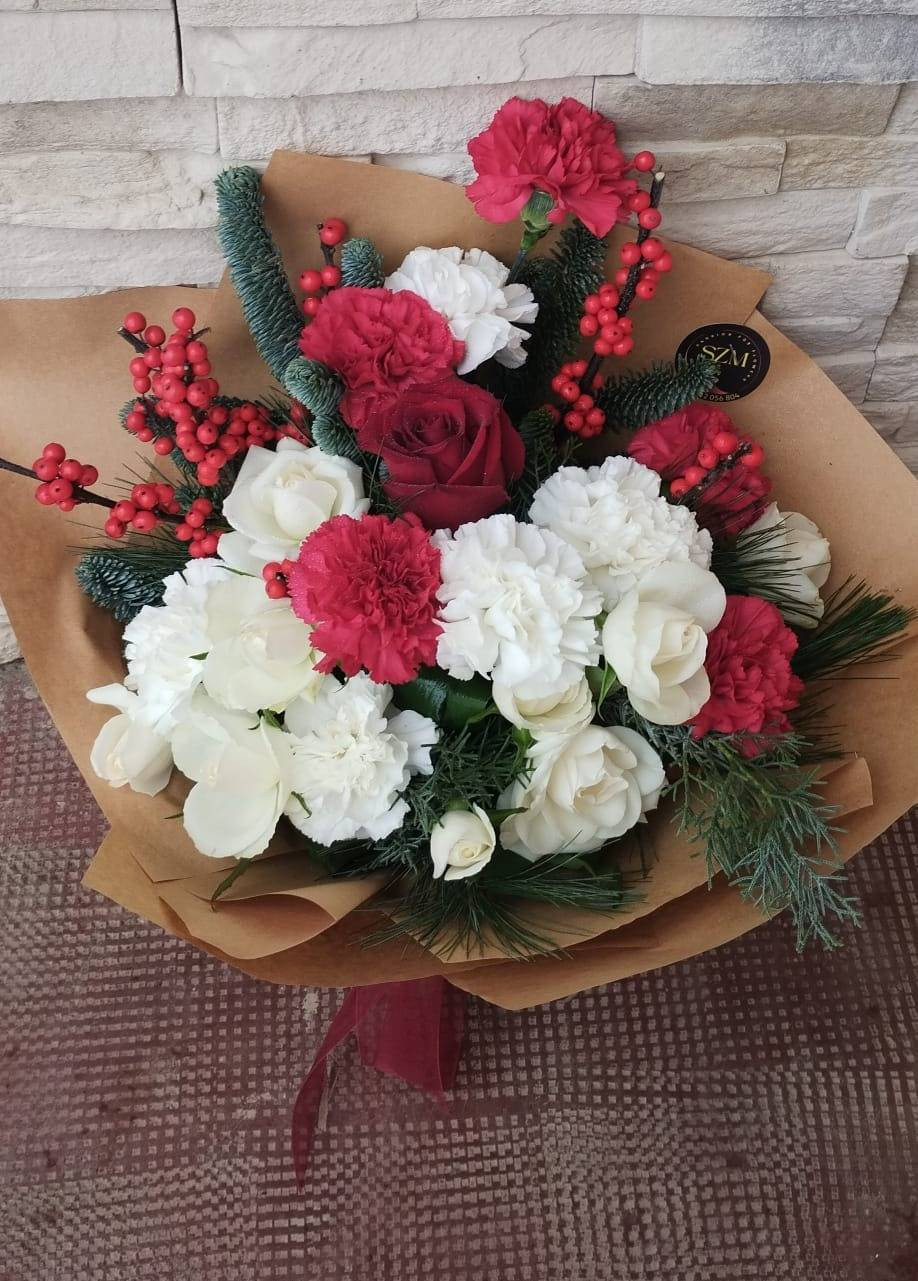 Buchet de Iarnă cu Dianthus, Trandafiri, Ilex și Brad Natural