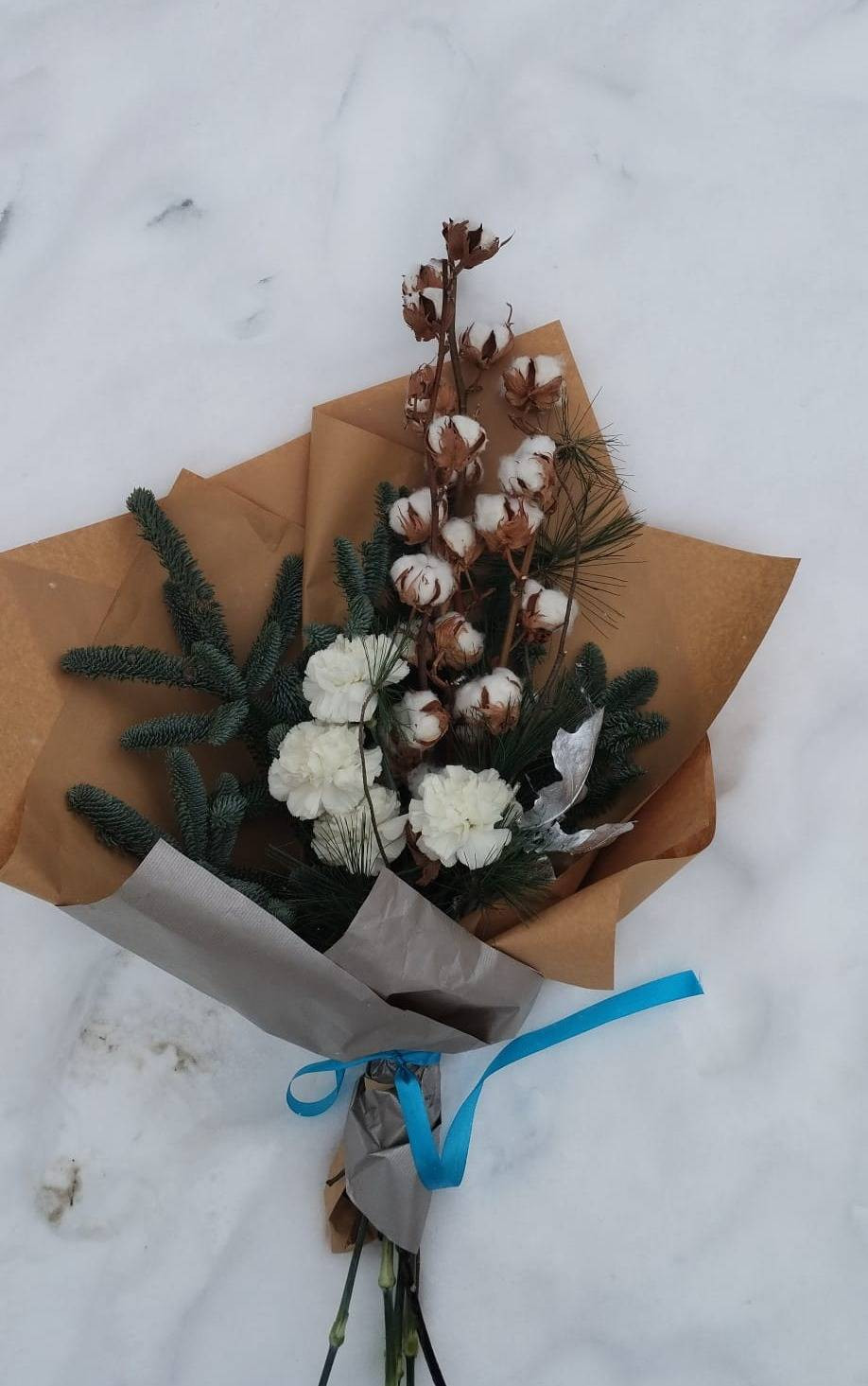 Buchet de Iarnă cu Dianthus, Gossypium și Brad Natural 