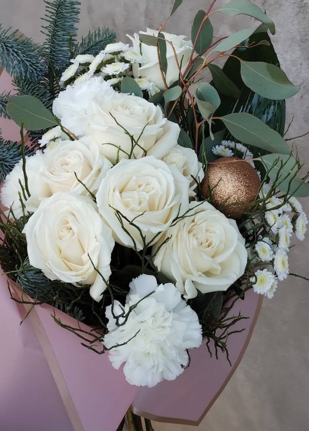 Buchet de Iarnă cu Șapte Fire de Trandafiri Albi, Dianthus și Brad Natural