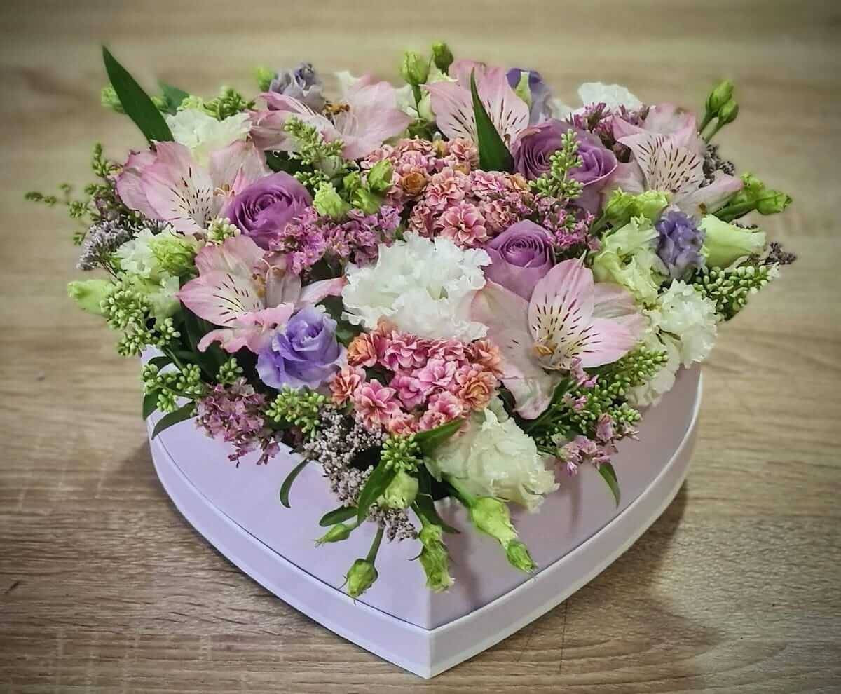 Cutie în Formă de Inimă cu Flori Roz, Albe și Violet