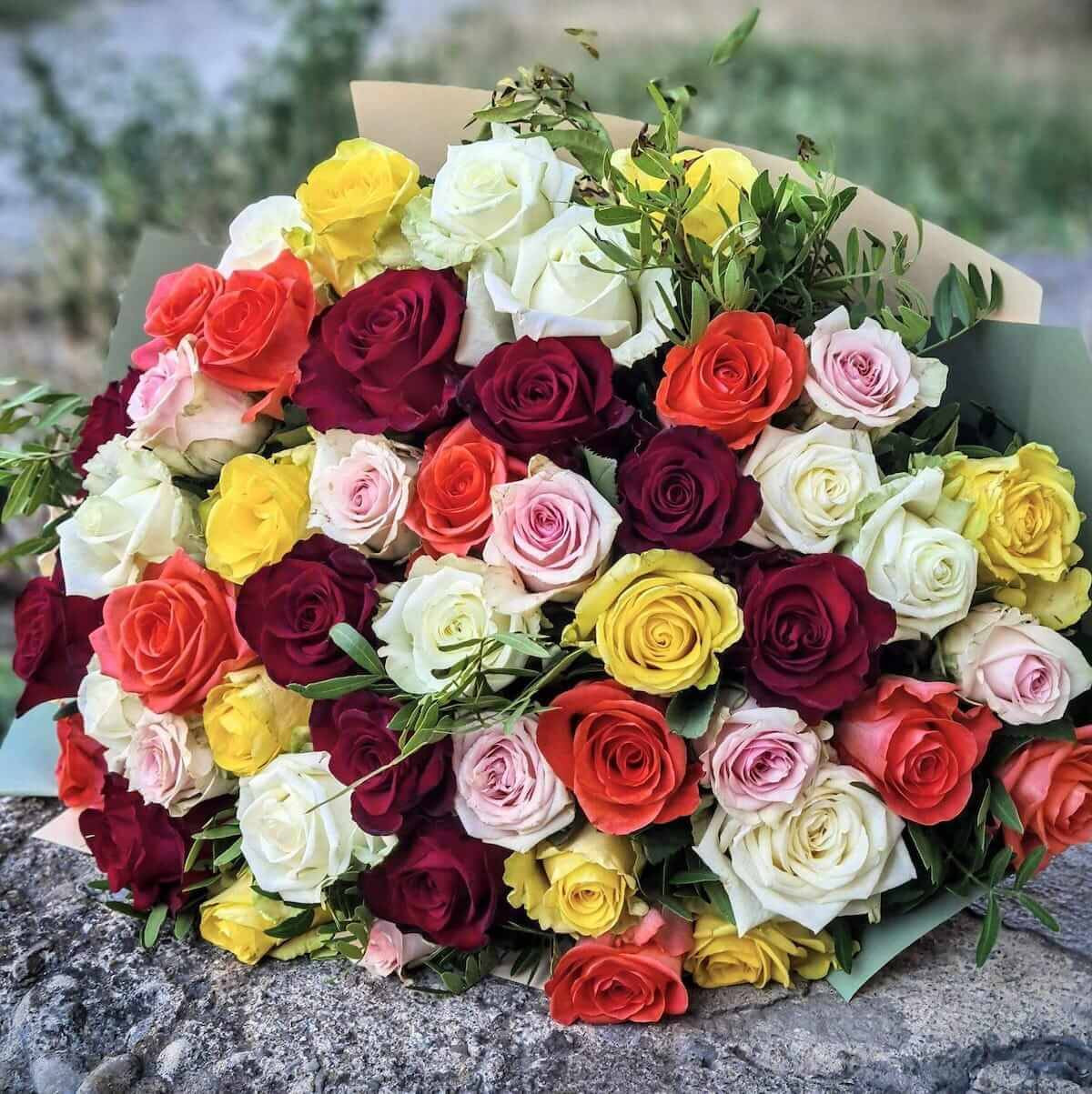 Buchet Colorat cu Cincizeci de Fire de Trandafiri