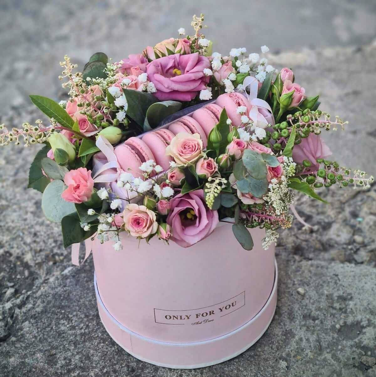 Cutie de Flori Roz cu Macaroane